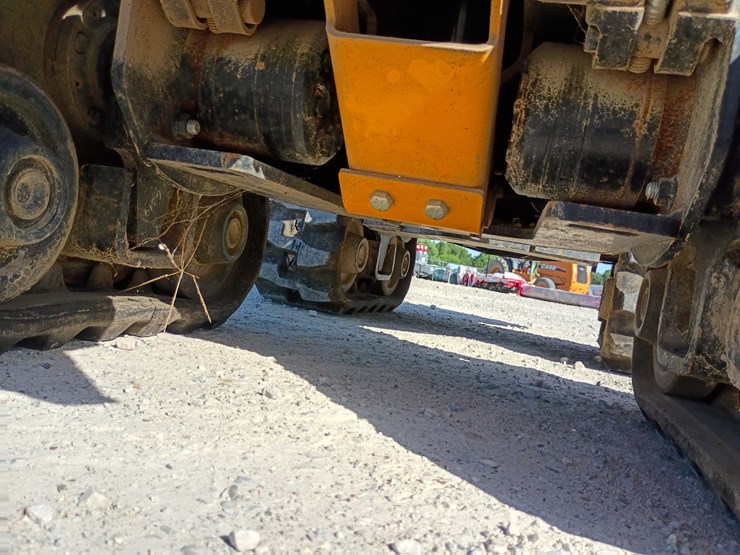 2017-ditch-witch-r300-image-48