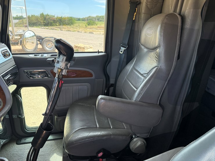 2007-peterbilt-379-image-14