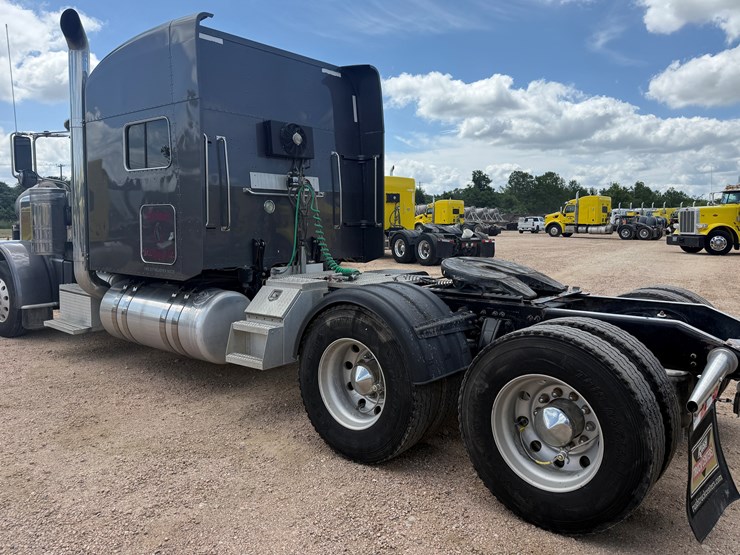 2014-peterbilt-389-image-7