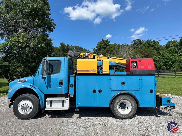 2010-freightliner-m2-106-image-14