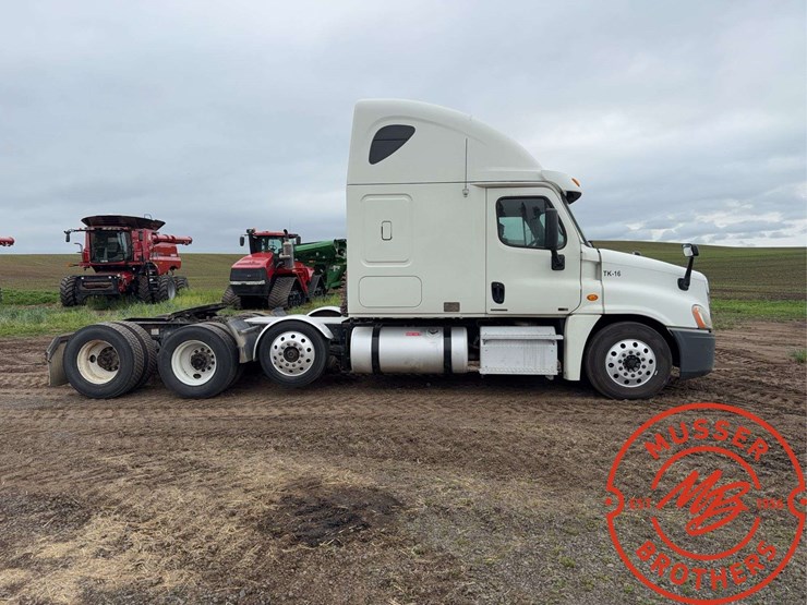 2012-freightliner-cascadia-125-image-2