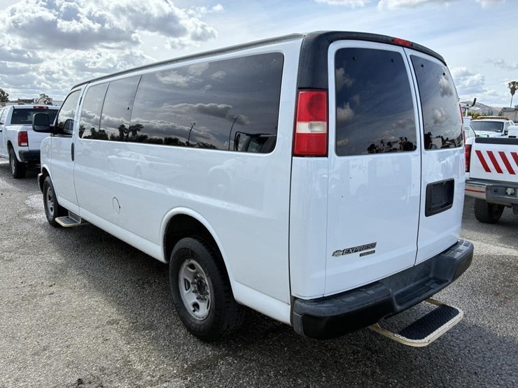 2013-chevrolet-express-3500-image-4