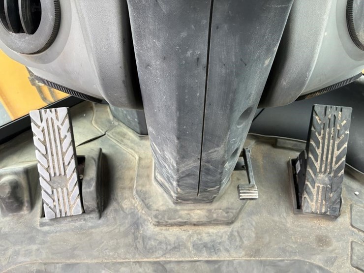 2020-deere-624l-image-21