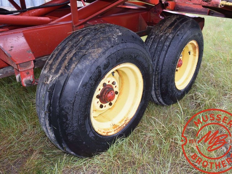 new-holland-1033-image-25