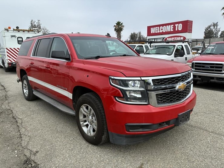 2016-chevrolet-suburban-image-2