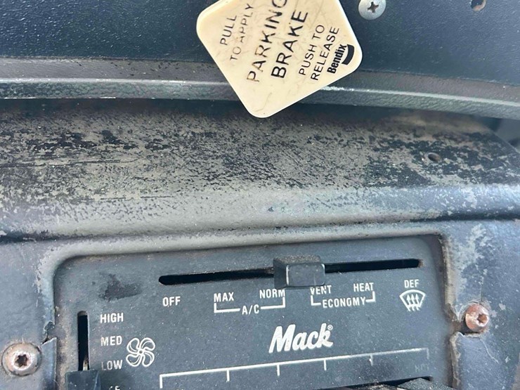 2001-mack-rd688s-image-60