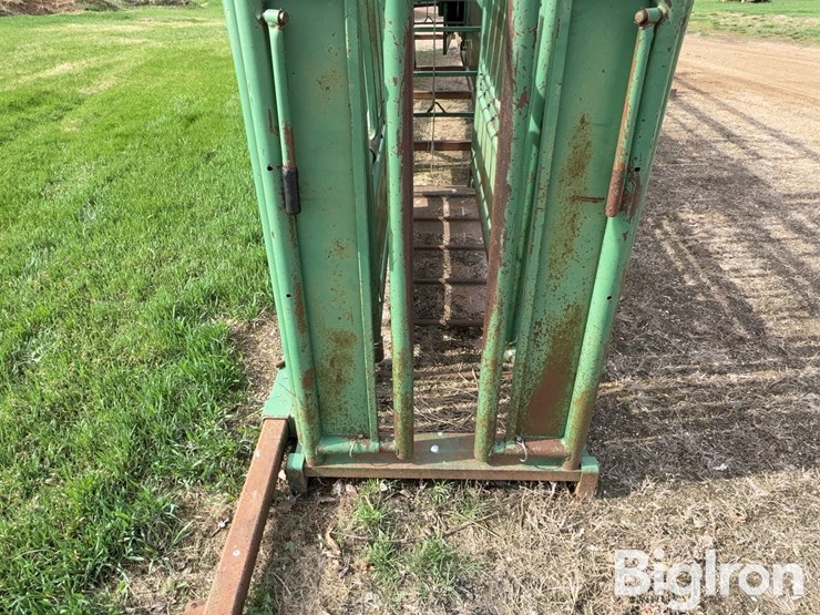 real-tuff-portable-working-chute-w/-crowding-tub-image-13