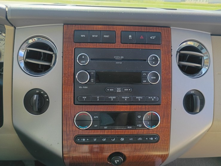 2010-ford-expedition-image-43