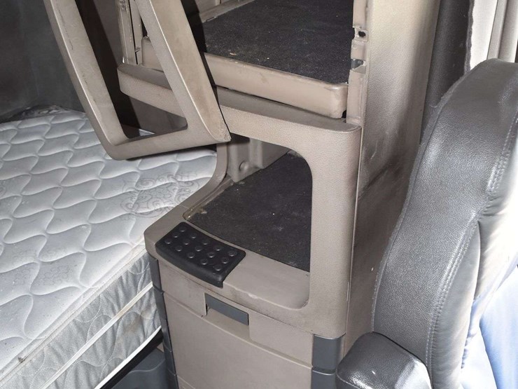 2017-freightliner-cascadia-125-image-50