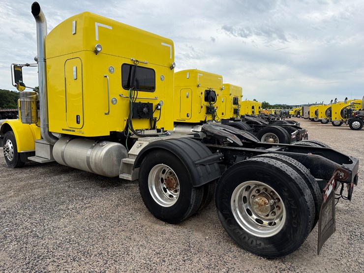 2015-peterbilt-389-image-7