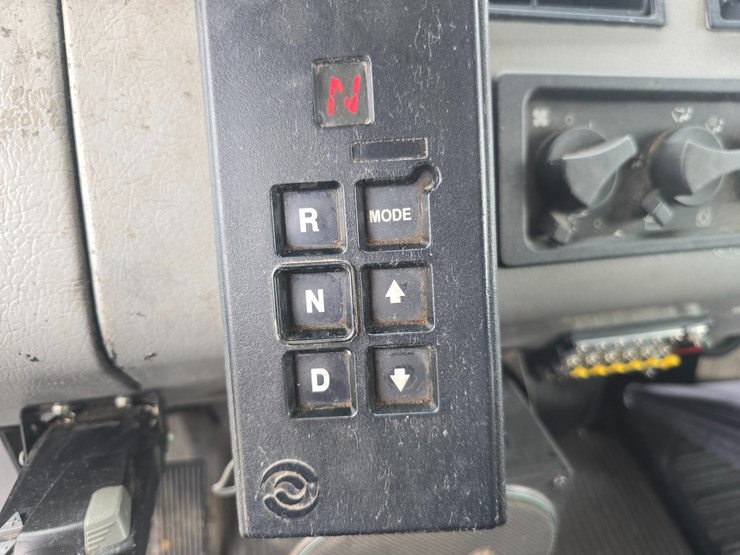 2001-freightliner-fl60-image-54