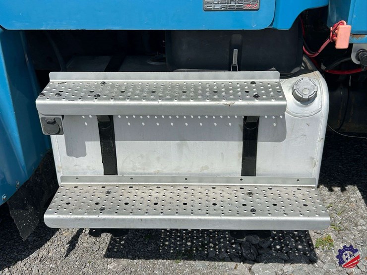 2010-freightliner-m2-106-image-16