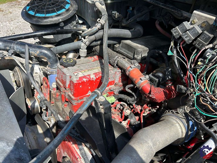 2010-freightliner-m2-106-image-90