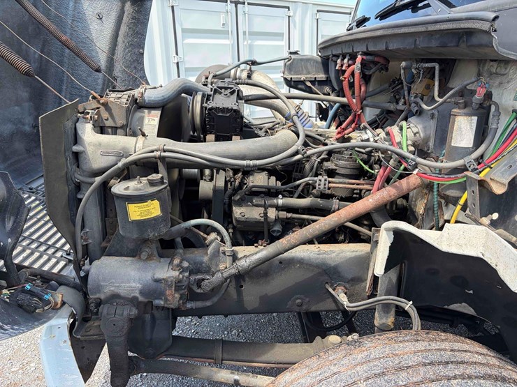 2001-freightliner-fl70-image-11