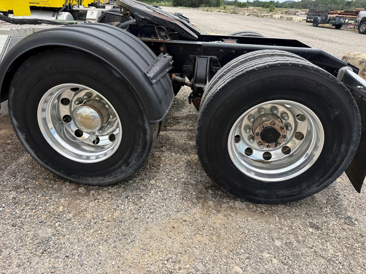 2013-peterbilt-389-image-17