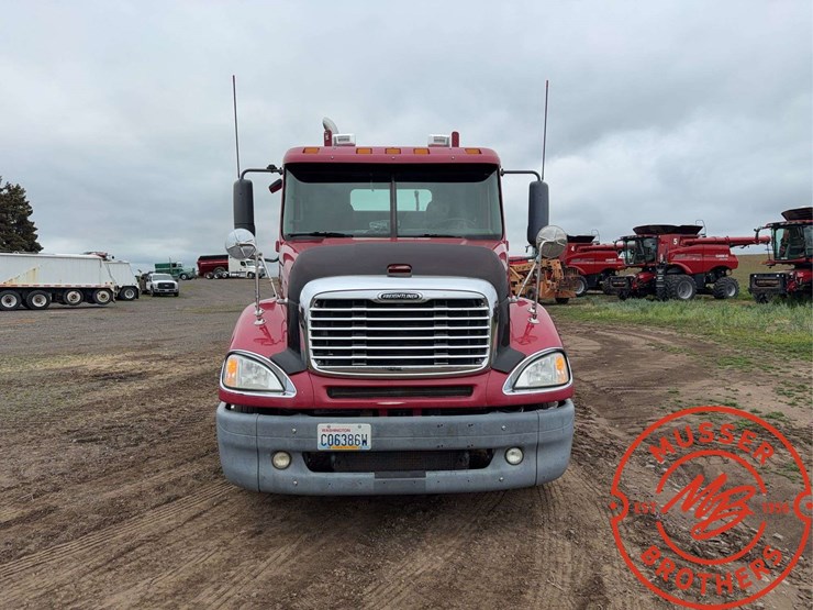 2007-freightliner-columbia-120-image-8