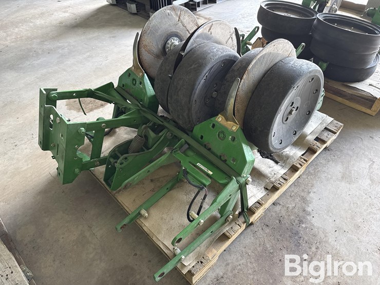 john-deere-planter-units-w/roller-wheels-image-1
