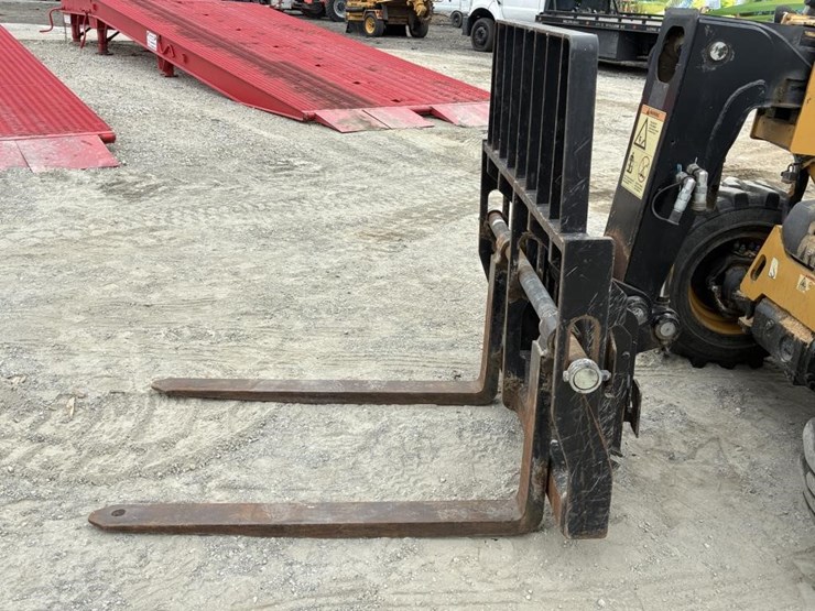 2015-caterpillar-th255c-image-5
