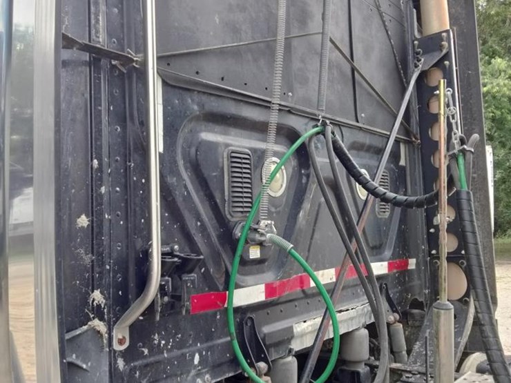 2015-freightliner-108sd-plus-image-8
