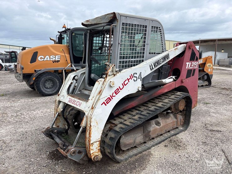 2009-takeuchi-tl250-image-1