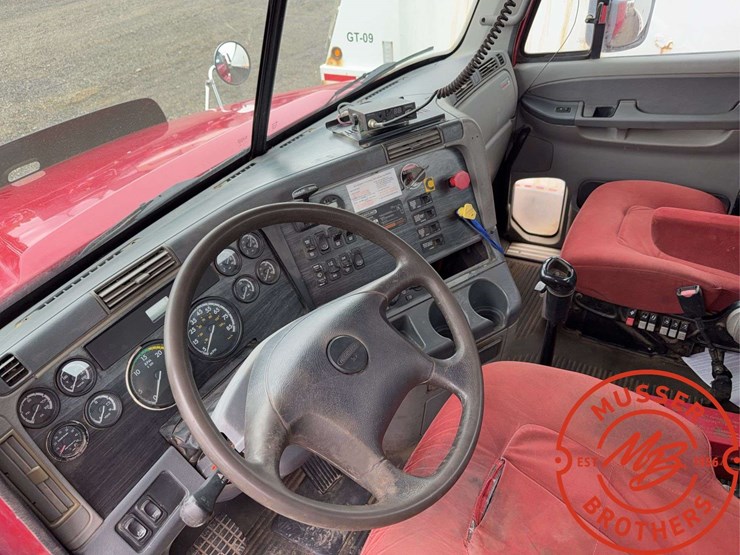 2007-freightliner-columbia-120-image-18