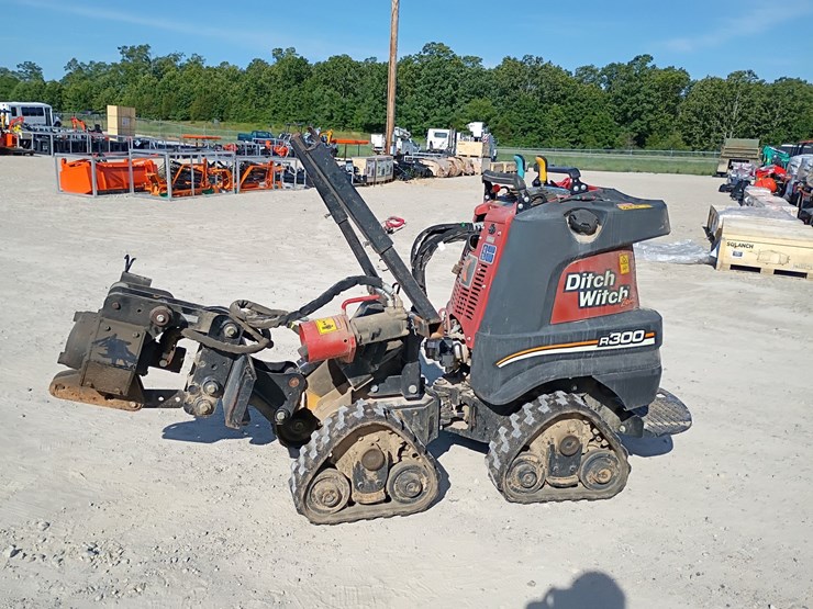 2017-ditch-witch-r300-image-2