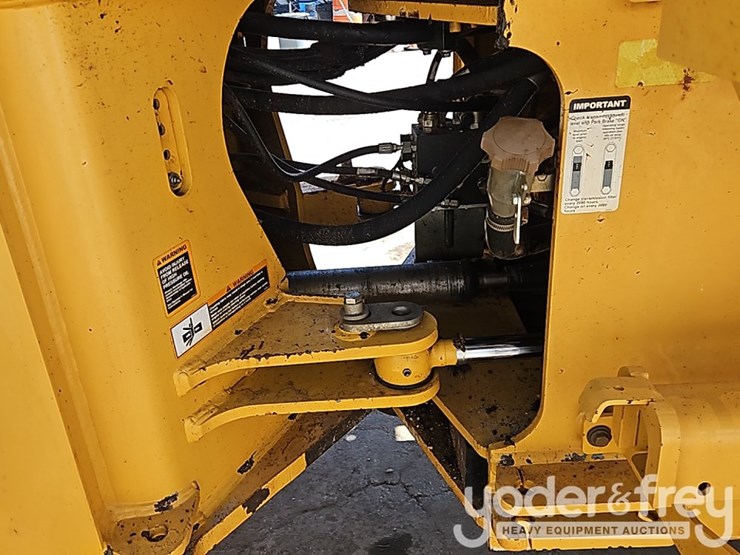 2014-deere-524k-image-18