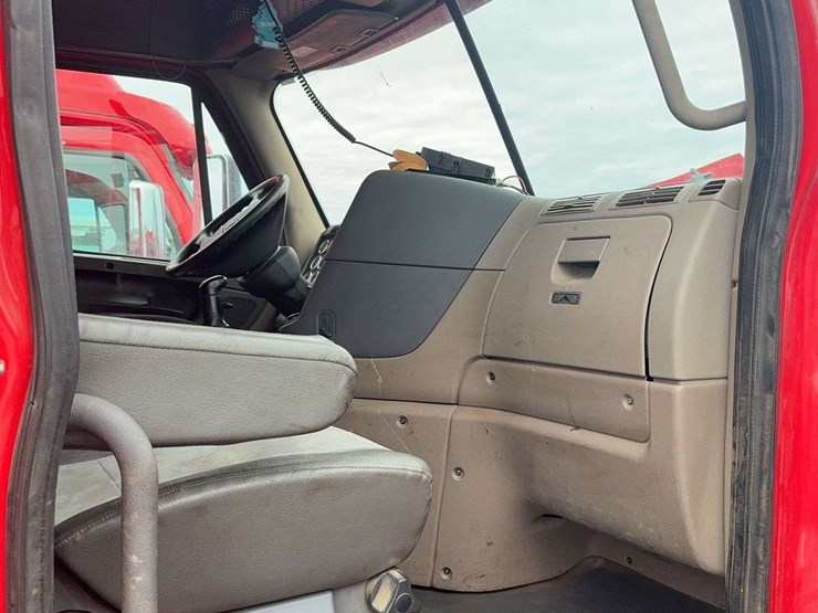 2013-freightliner-cascadia-125-image-34