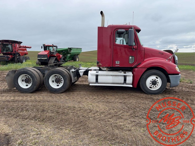 2007-freightliner-columbia-120-image-2