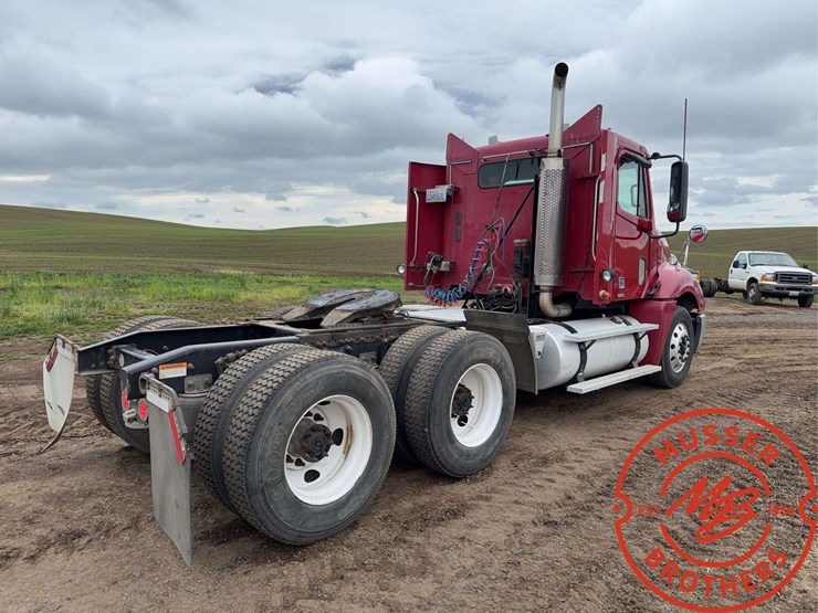 2007-freightliner-columbia-120-image-3