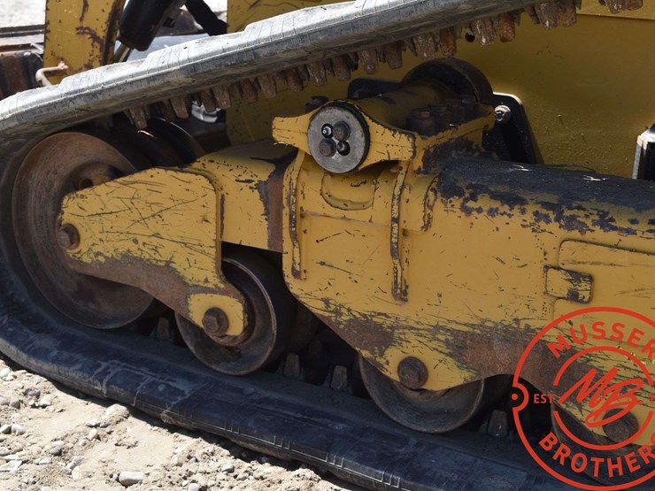 2016-caterpillar-d2-image-33