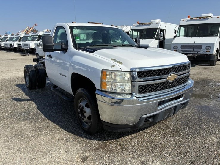 2011-chevrolet-3500-image-2