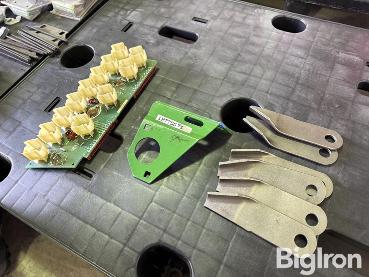 john-deere-9000-series-combine-chopper-blades-&-control-board-image-1