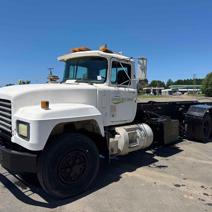 1992 MACK RD690SX