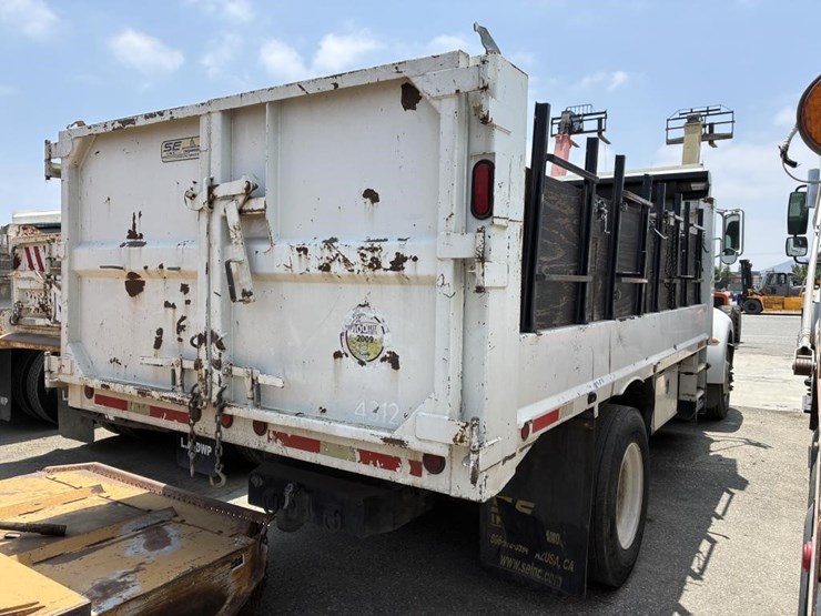 2010-peterbilt-335-image-3