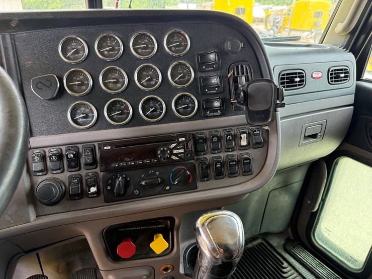 2014-peterbilt-389-image-12