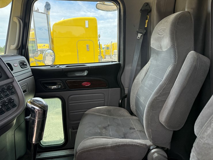 2014-peterbilt-389-image-12