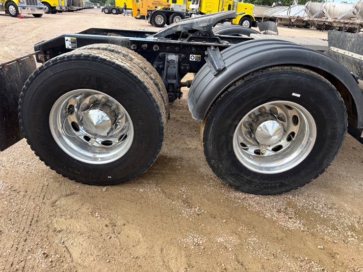 2018-peterbilt-567-image-16