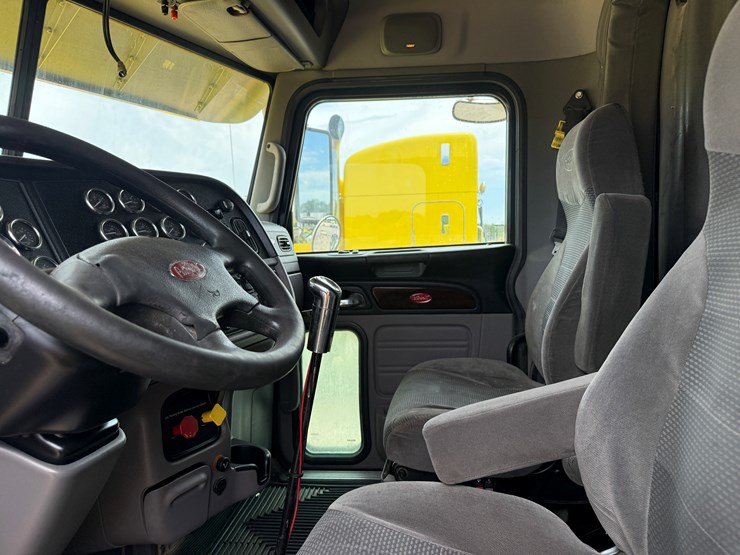 2013-peterbilt-389-image-13