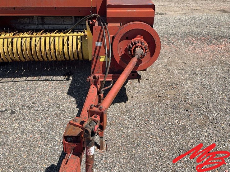 new-holland-320-image-9