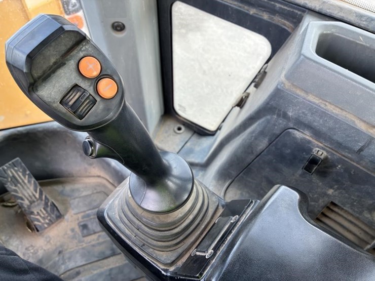 2020-deere-624l-image-23