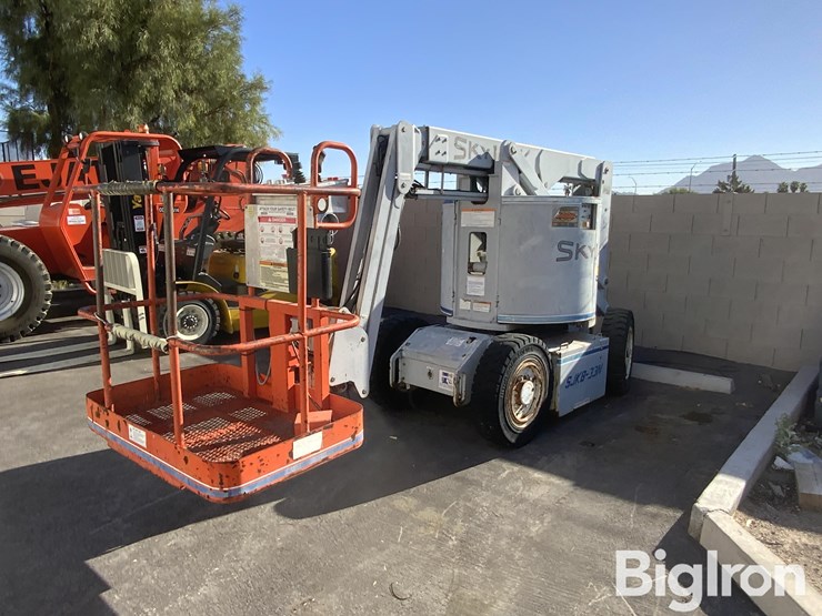 1995-skyjack-sjk8-33n-2wd-articulated-boom-lift-image-1