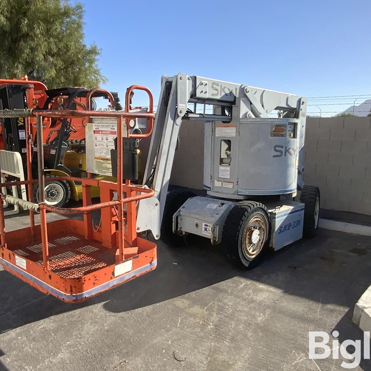 1995 SkyJack SJK8-33N 2WD Articulated Boom Lift