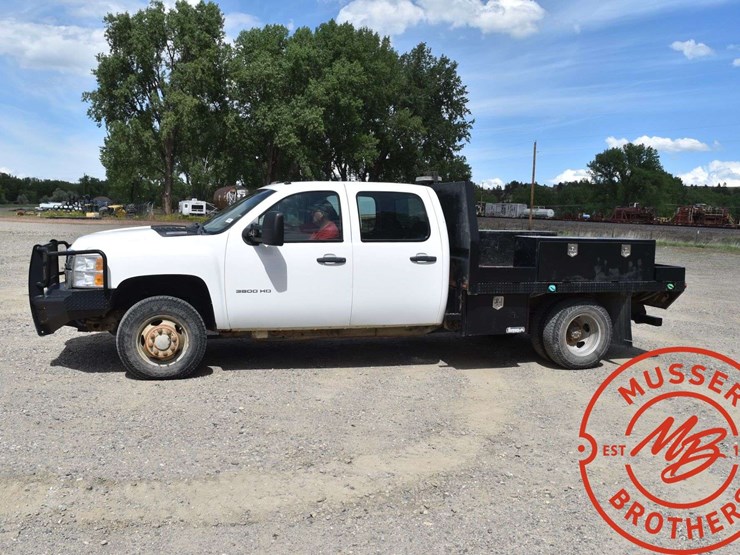 2013-chevrolet-3500-image-3