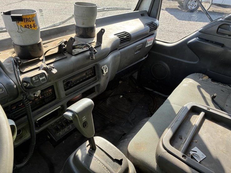 2005-isuzu-nqr-image-13