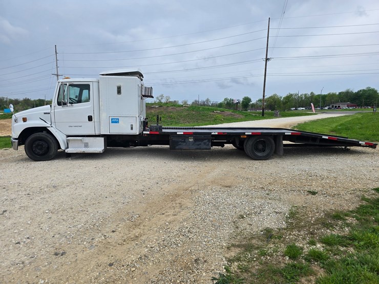 2001-freightliner-fl60-image-6