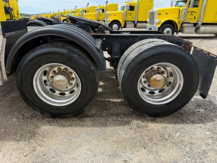 2015-peterbilt-389-image-17