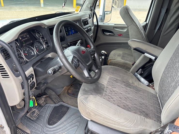 2020-peterbilt-567-image-8