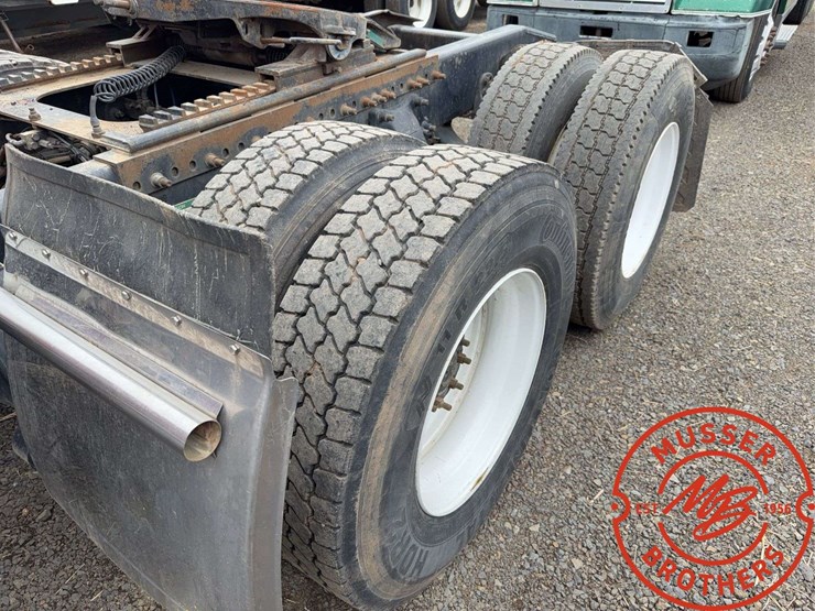 2007-freightliner-columbia-120-image-11