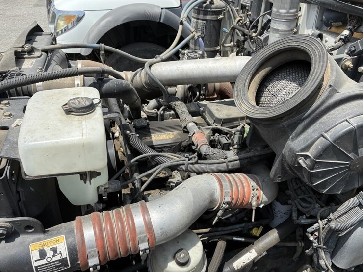 2010-peterbilt-335-image-6